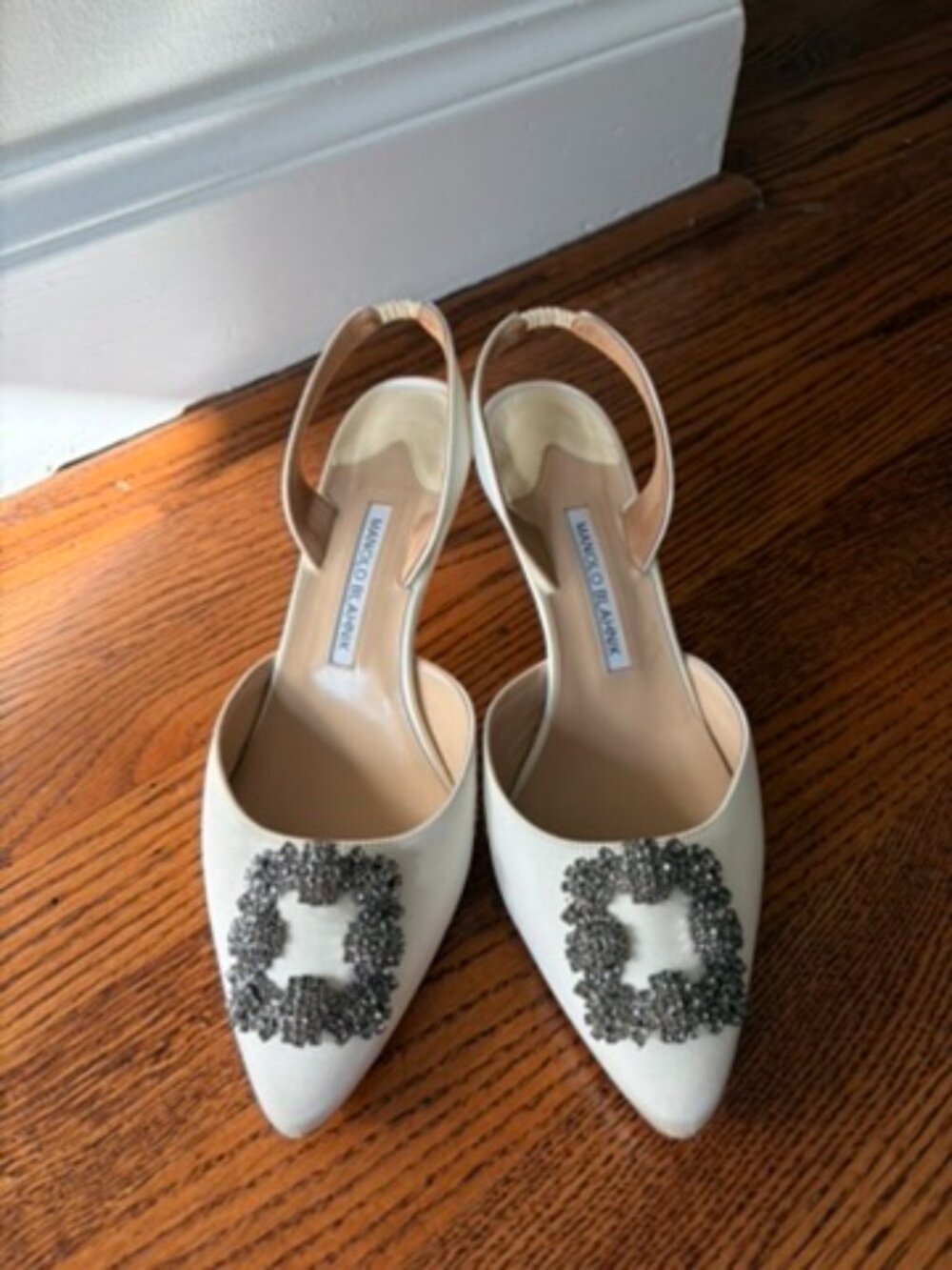 Manolo Blahnik Hangisli Ivory Satin Crystal Slingback Heels EU 39 Bridal Wedding